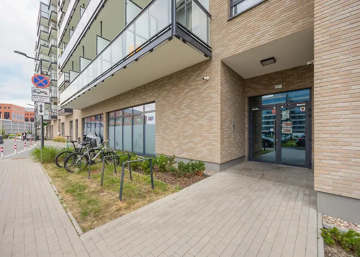 In With Balcony & Air Condition By Renters *