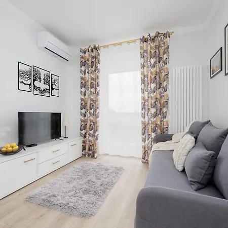 In With Air Condition & Balcony By Renters Apartament
